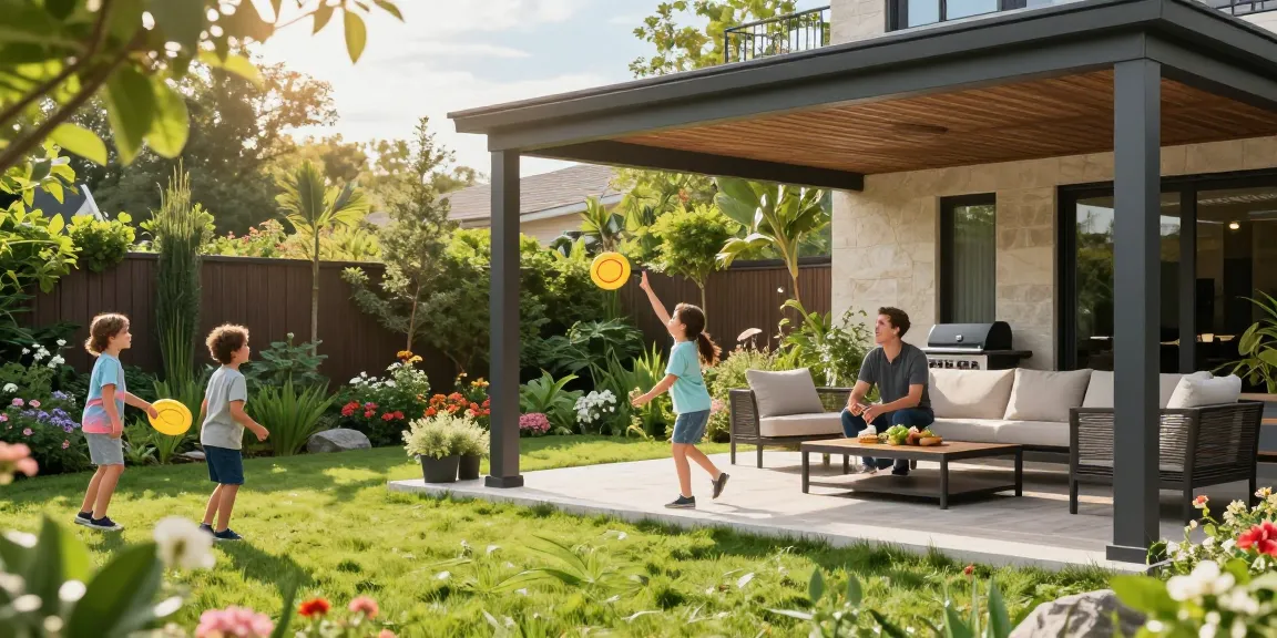 Freistehende Terrassenüberdachung im Garten mit Familie, kinderfreundlich und einladend.